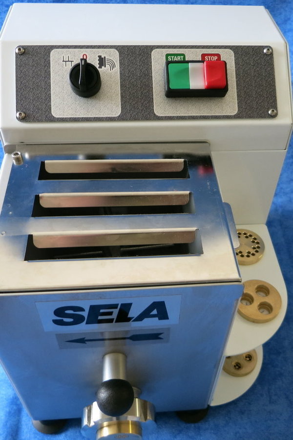 gebrauchte SELA TR 50 Nudelmaschine weiß mit 3 Teflonmatrizen